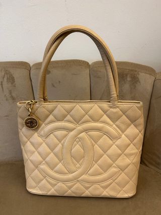 Borsa Chanel beige con medaglione dorato
