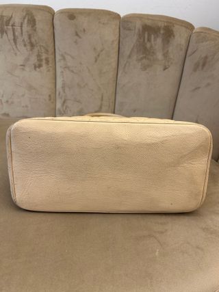 Borsa Chanel beige con medaglione dorato