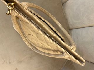 Borsa Chanel beige con medaglione dorato