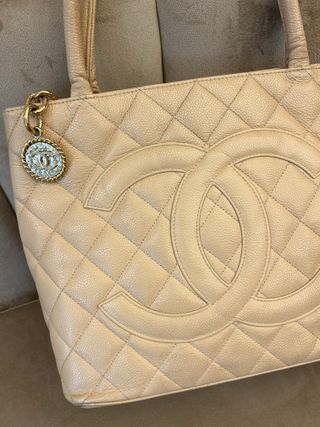 Borsa Chanel beige con medaglione dorato