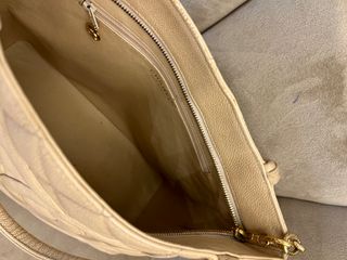 Borsa Chanel beige con medaglione dorato