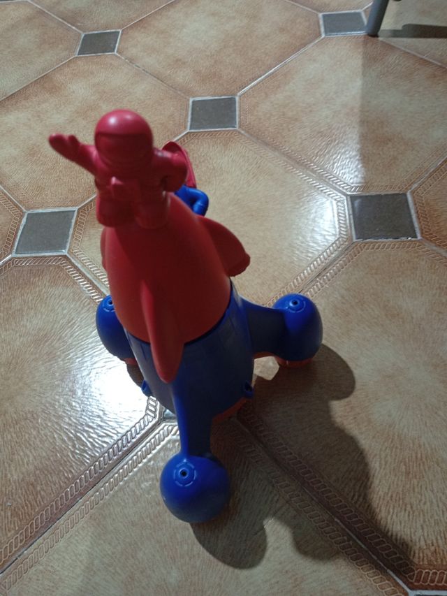 Juguete infantil cohete con astronauta