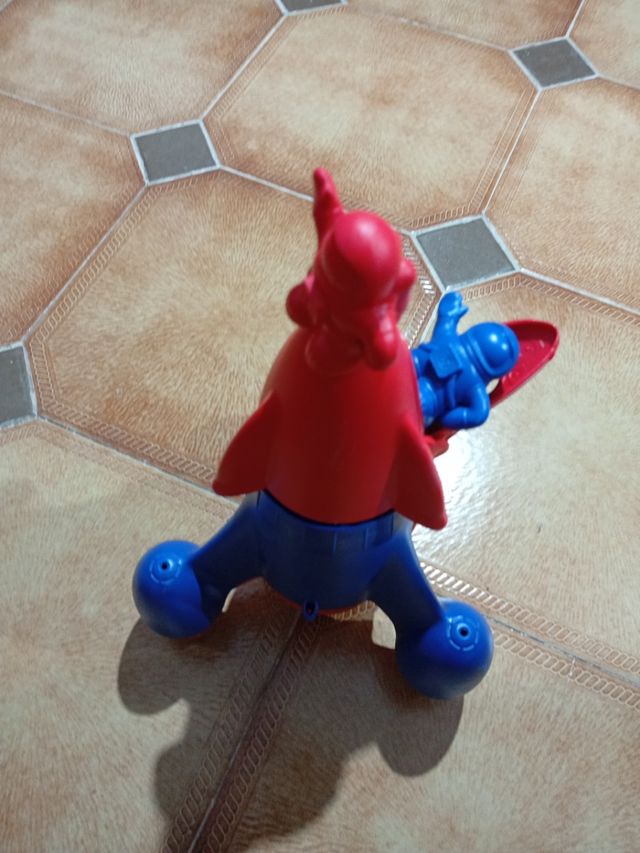 Juguete infantil cohete con astronauta