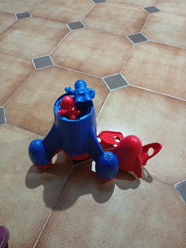Juguete infantil cohete con astronauta