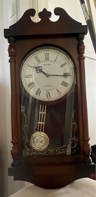 Reloj Rhythm con péndulo