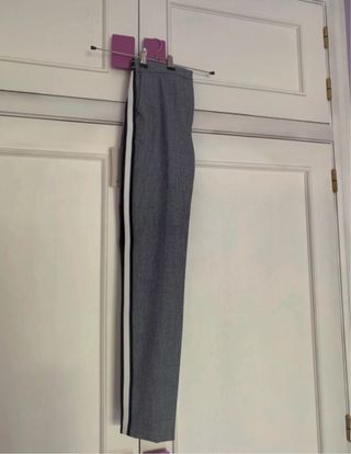 Pantalones grises con raya lateral