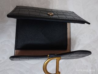 Cartera negra con detalle dorado