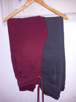 chándal gris y burdeos