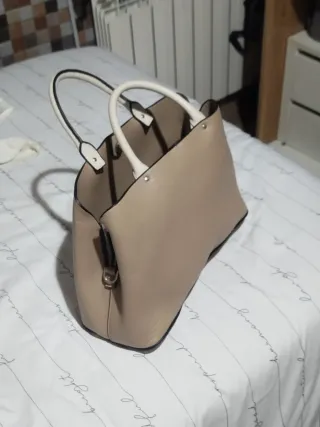 Bolso de mano beige y blanco