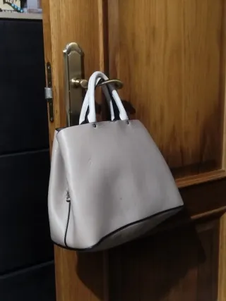 Bolso de mano beige y blanco
