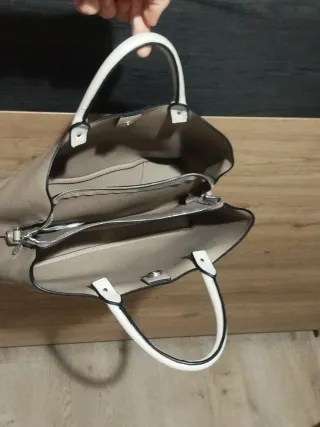 Bolso de mano beige y blanco
