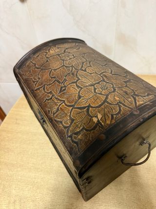 Cofre de madera tallada con detalles metálicos
