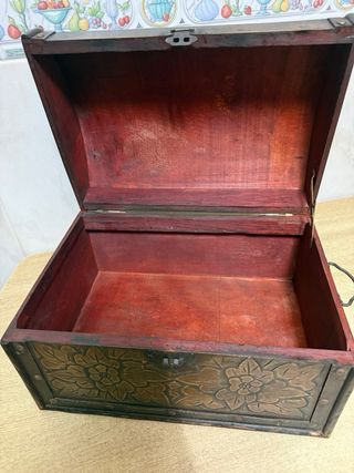 Cofre de madera tallada con detalles metálicos