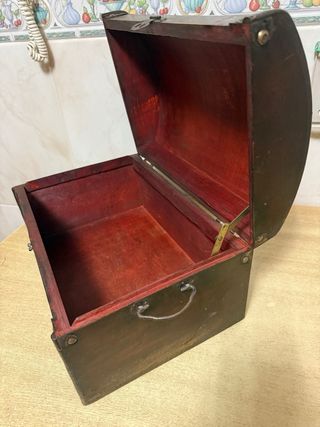 Cofre de madera tallada con detalles metálicos