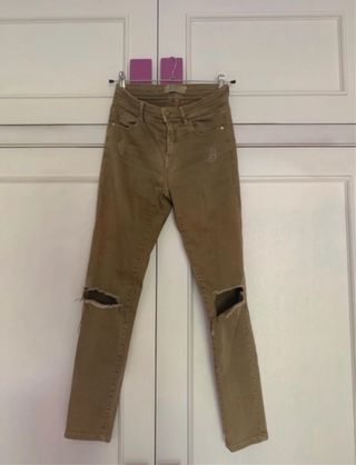 Pantalones vaqueros desgarrados