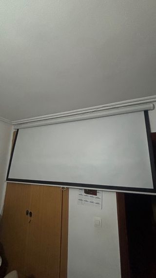 Proyector Full HD y Pantalla