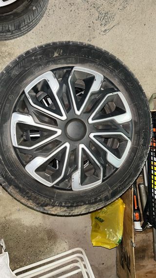 Ruedas de coche con tapacubos