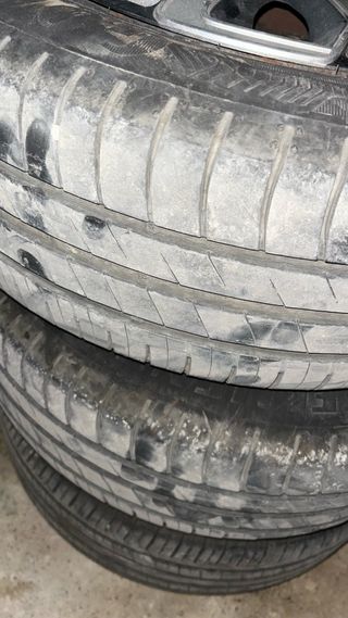 Ruedas de coche con tapacubos