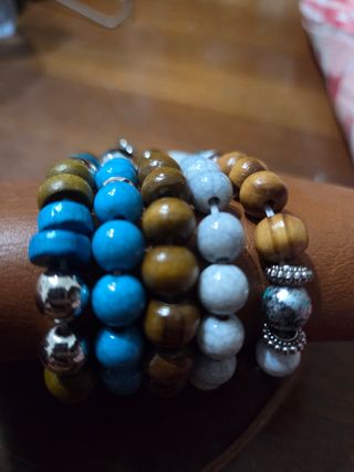 Bracciali elastici con perle di legno