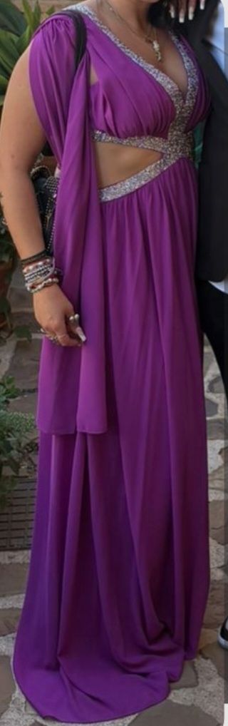Vestido largo morado con detalles plateados