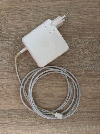 MacBook Pro grigio (2017) + caricabatterie