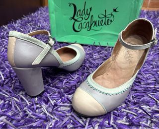Zapato de tacón ancho, muy cómodo, realizado en pi