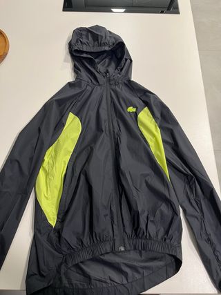 Cortavientos Lacoste Negro y verde lima.
