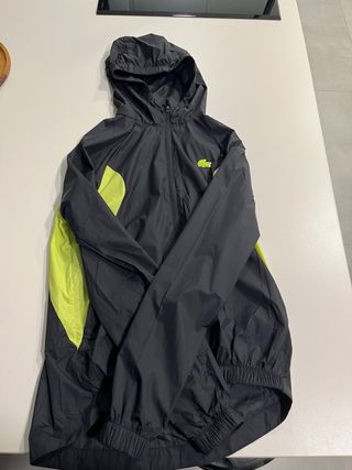 Cortavientos Lacoste Negro y verde lima.
