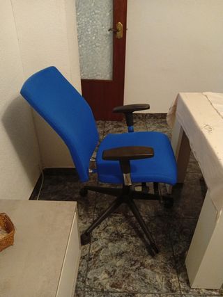 Silla de oficina azul como nueva