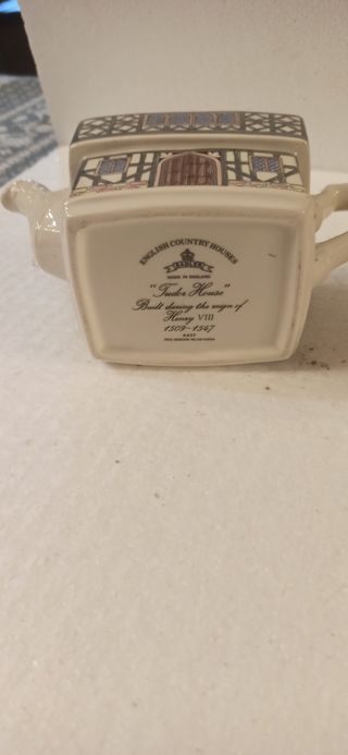 Teiera in ceramica a forma di casa