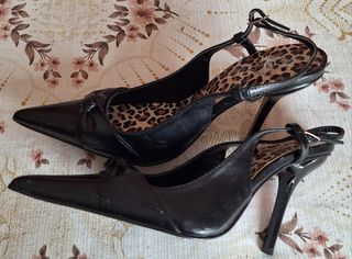 Zapatos de tacón negros con estampado animal
