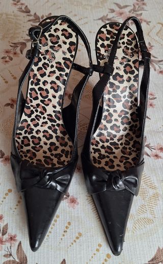 Zapatos de tacón negros con estampado animal