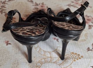 Zapatos de tacón negros con estampado animal