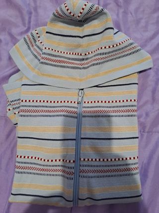 Maglia con cappuccio e doppia  zip a righe.