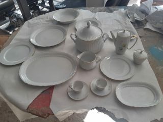 Vajilla Santa Clara Porcelana Dorada
67 piezas.