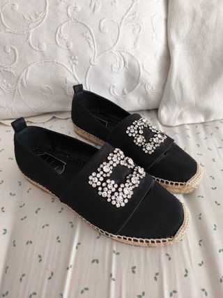 Esparteñas Roger Vivier negras con pedrería