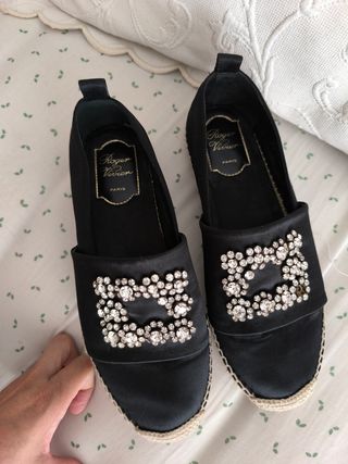 Esparteñas Roger Vivier negras con pedrería