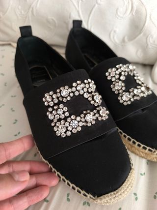 Esparteñas Roger Vivier negras con pedrería