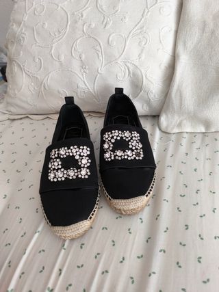 Esparteñas Roger Vivier negras con pedrería