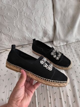 Esparteñas Roger Vivier negras con pedrería