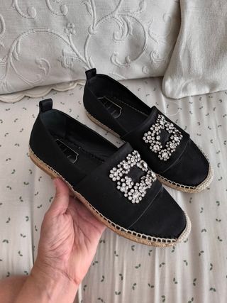 Esparteñas Roger Vivier negras con pedrería