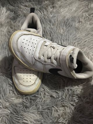 Zapatillas Nike Blancas y Negras talla 32