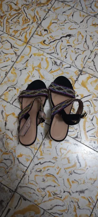 Sandalias cuña de tacón negras