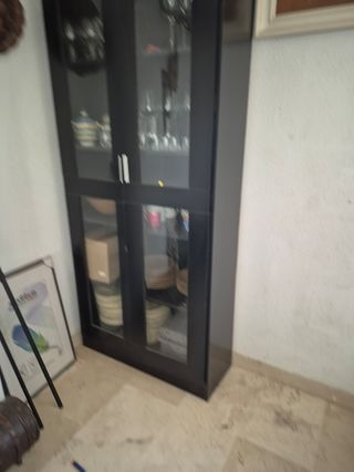 Mueble vitrina madera y cristal negro