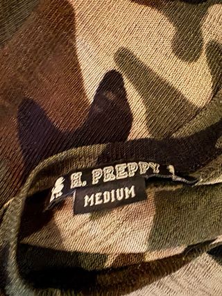 Camiseta Highly Preppy Camuflaje Tachuelas