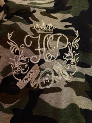 Camiseta Highly Preppy Camuflaje Tachuelas