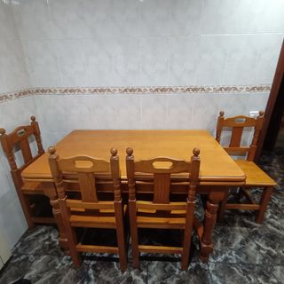 Mesa de madera rústica con 4 sillas