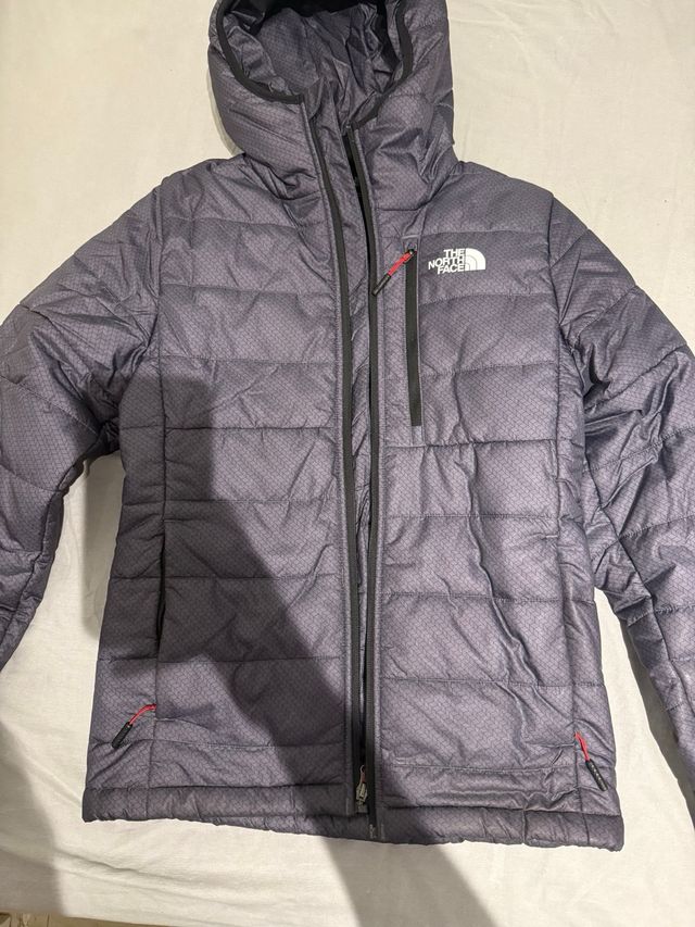 Chaqueta The North Face gris con detalles rojos