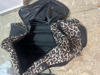 Maleta de tela con estampado de leopardo