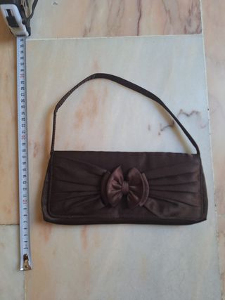 Bolso de mano marrón con lazo